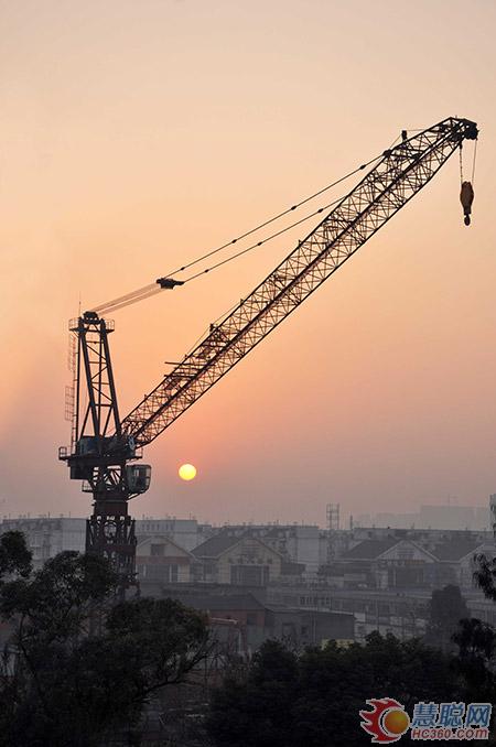 川建新型动臂式塔机D650试制成功